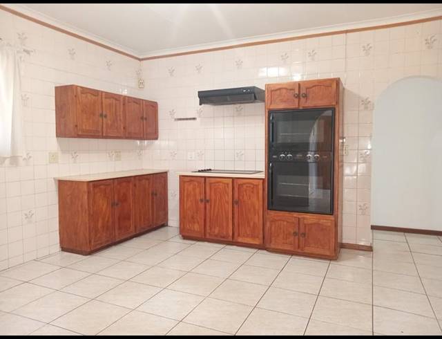 3 BEDROOM HOUSE FOR SALE IN HELIKONPARK